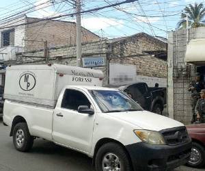 La unidad móvil de Medicina Forense arribó a eso de las 3:00 PM a la clínica de abortos de Comayagüela. (Foto: Wilfredo Alvarado)