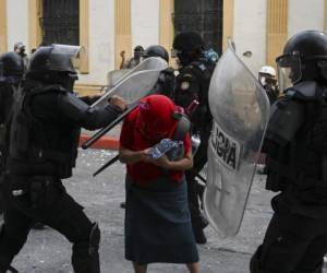 La Procuraduría de Derechos Humanos, que vigiló de cerca la protesta, condenó el actuar policial y dijo que entre los heridos y detenidos hubo manifestantes y periodistas. Foto: AFP