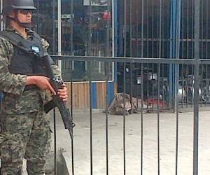 El cadáver quedó tendido en la entrada del local. (Foto: Estalin Irías)