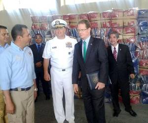 La entrega de la bodega y el equipo fue hecha por el embajador de Estados Unidos en Honduras, James Nealon. (Fotos: Alex Pérez)