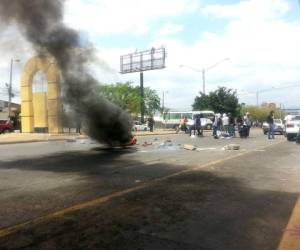 Los manifestantes bloquearon el paso a la altura de la Universidad Nacional Autónoma de Honduras. (Fotos: Eduardo Domínguez)