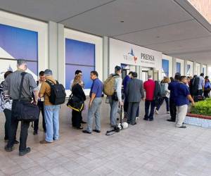 Periodistas aguardan en las afueras del centro de convenciones. (FOTOS: Marvin Salgado)