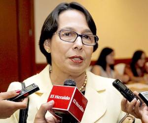 Elsa Palou dijo que se atienden más de cinco mil personas diarias en el Hospital Escuela.