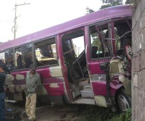 El bus quedó destruido tras el impacto (Foto: Marvin Salgado)