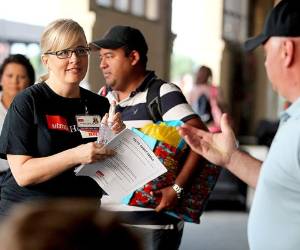 Pasajeros del Carnival Magic a su llegada a Texas. (Foto: AP)