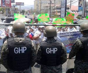 Apostadas en las cercanías de Casa Presidencial, las auxiliares de enfermería corearon consignas. (Foto: Mario Urrutia)