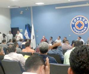El presidente de Honduras, Juan Orlando Hernández, dialogó con los alcaldes de los 65 municipios afectados por la sequía. (Foto: Agustín Lagos)