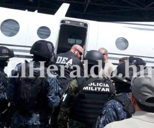 El expolicía hondureño Wilmer Alonso Carranza cuando era subido al avión que lo transportó a Estados Unidos.