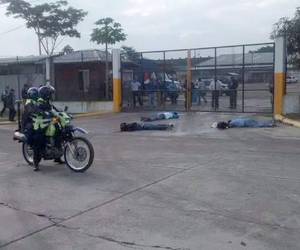 Las víctimas quedaron tendidas en la calle.