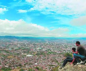 La capital luce sus mejores galas paisajísticas al disiparse la capa de humo.