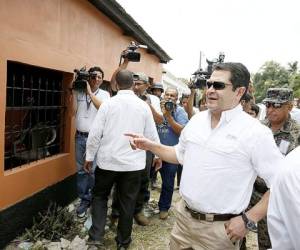 El presidente de Honduras, Juan Orlando Hernández, durante su visita a Chamelecón.