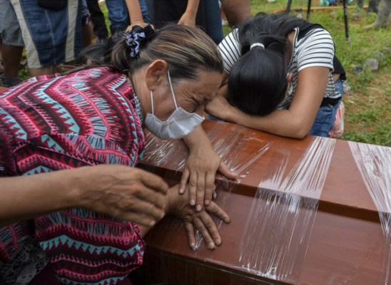 Las imágenes son desgarradoras. Familiares lloran sobre cadáveres de víctimas de avalancha en Colombia. Fotos: AFP