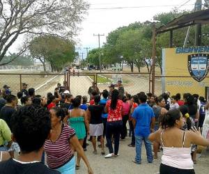 Familiares de los reclusos se hicieron presentes al penal tras el amotinamiento.