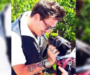 El actor Johnny Depp es aficionado a los perros.