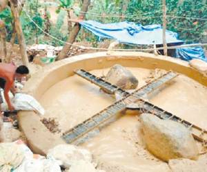 Una de estas rastras es usada para diluir la tierra con el fin de obtener el oro.