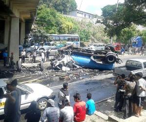 El camión cisterna cargado con agua cayó desde puentes de El Carrizal al bulevar Fuerzas Armadas. (Fotos: Estalin Irías)