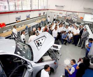 Autoridades nacionales e invitados especiales participaron en la inauguración del taller de Autotrónica de Infop en San Pedro Sula.