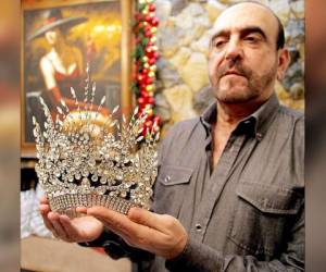 El diseñador hondureño Eduardo Zablah muestra la corona que usaría María José Alvarado en el Miss Mundo.