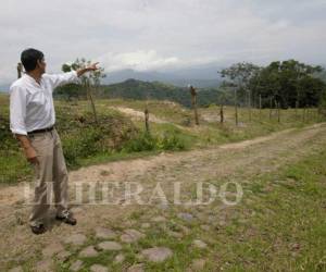 Caldera. Este descendiente de Morazán señala el camino por donde pasó el héroe en 1842, tras arribar al puerto de Caldera acompañado de 500 hombres.