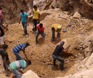 Con apoyo de la comunidad, autoridades y cuerpos de socorro continúan la búsqueda de los mineros soterrados en mina Cuculmeca de Choluteca.