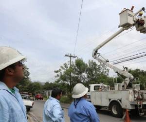 La ENEE realizata la instalación del restaurador del Hato de Enmedio.