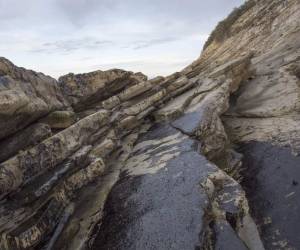 California declara en emergencia zona costera tras derrame de crudo.
