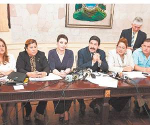 Los diputados que dictaminarán la solicitud se reunieron con los magistrados del Tribunal Supremo Electoral como parte del proceso.