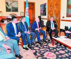 El secretario general de la OEA, Luis Almagro (derecha), se reunió con la comitiva hondureña sobre la aplicación de las medidas reformatorias.