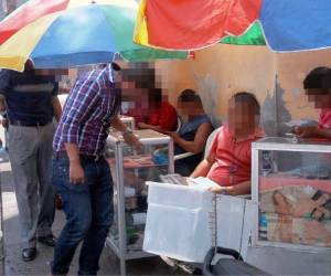 Contactos. Media cuadra abajo de Casa Alianza queda un puesto de reparación de celulares donde se pueden hacer contactos para comprar móviles usados.