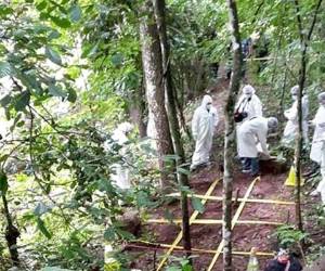 Peritos forenses realizan la exhumación de los cadáveres.