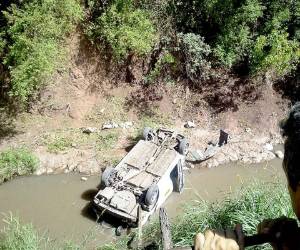 Un taxi cayó a una quebrada de la colonia La Fraternidad.