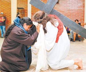 Los jóvenes se preparan para revivir este Viernes Santo la Pasión del Señor.