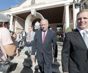 Shannon a su salida de Casa Presidencial. (Foto: Marvin Salgado)