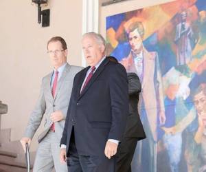 El embajador estadounidense Shannon durante una visita a Honduras.
