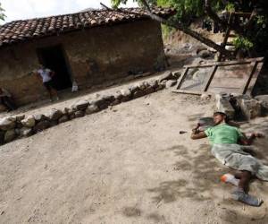 Acostado en el patio de su casa, sin ninguna protección, pasa la mayor parte del día Oscar García, de 32 años.