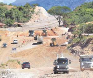 En el tramo de unos 100 kilómetros que comprende desde la Villa de San Antonio, Comayagua, hasta Goascorán, Valle, se trabaja con maquinaria pesada por parte de la compañía constructora que fue contratada.