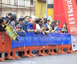 Familiares, amigos y público en general llegó a presenciar la Tercera Vuelta Ciclística. (Foto: Juan Salgado)