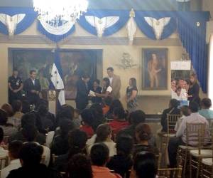El presidente de Honduras encabezó la entrega simbólica de becas. (Foto: Pedro Membreño)