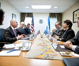 Canciller Mireya Agüero entregó la solicitud al secretario adjunto del Departamento de Seguridad Nacional estadounidense, Alejandro Mayorkas.