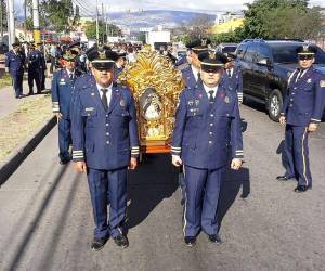 La procesión fue encabezada por una réplica de la estatuilla de la Virgen de Suyapa. (Fotos: Marvin Salgado/Karla Gómez)