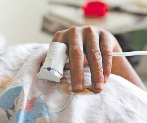 Se aconseja a la población mantenerse alejada de las aguas contaminadas para evitar contraer la bacteria.