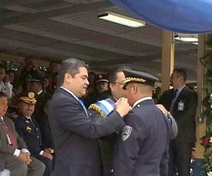 El presidente de Honduras Juan Orlando Hernández durante el ascenso de un oficial.