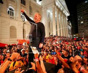 En esta foto del 28 de marzo de 2018, el ex presidente de Brasil, Luiz Inácio Lula da Silva, se encuentra entre sus partidarios durante la manifestación final de su gira de campaña de una semana por el sur de Brasil. Foto Agencia AP.