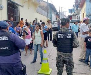 Ambiente en las afueras de los tribunales de Santa Bárbara, donde se realiza la audiencia.