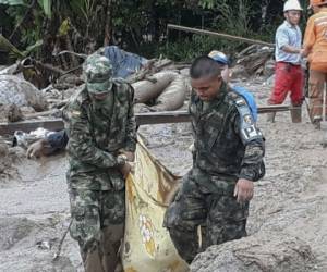 Soldados recuperan los cadáveres de las víctimas de avalancha en el sur de Colombia. Fotos: EL HERALDO