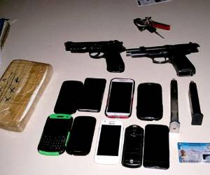 Teléfonos, droga y armas decomisadas a los detenidos.