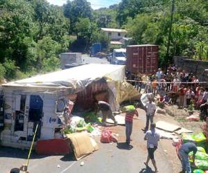 Una de las rastras volcó sobre la carretera, a la altura de Sabanagrande. (Foto: Estalin Irías)
