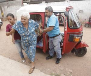 Muchos pacientes, entre ellos esta anciana, llegaron ayer al centro de salud a bordo de mototaxis.