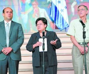 El actuario Roberto Carlos Salinas, Vilma Morales y el ex diputado German Leitzelar, miembros de la Comisión Interventora del IHSS.