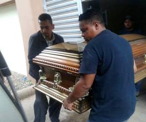 El cadáver del joven que fue embestido por Juan Ramón Villeda fue retirado esta mañana de la morgue del Ministerio Público. (Foto: Estalin Irías)